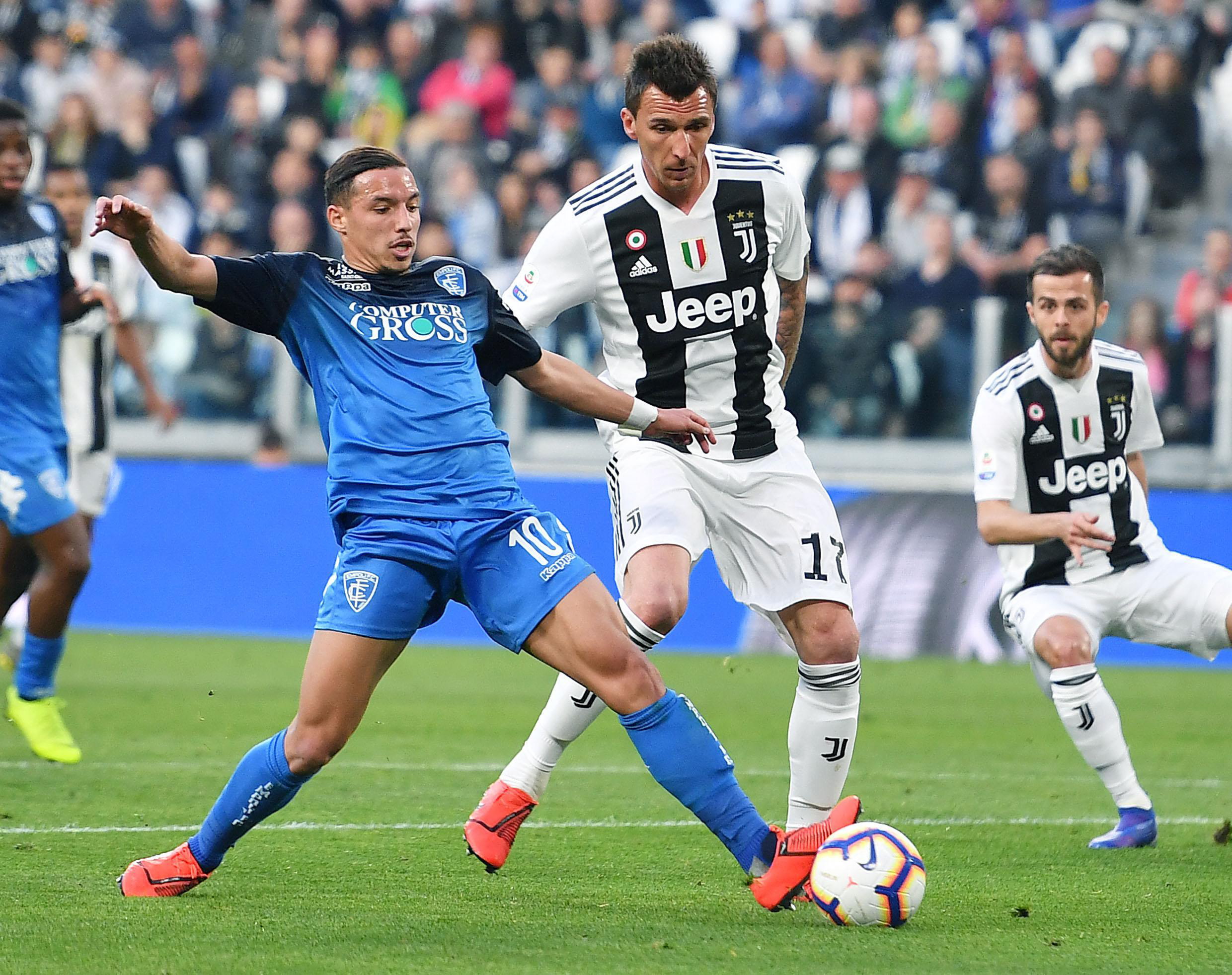 球报：安哥拉对阵阿根廷期间，球场出现混乱导致70名球迷受伤